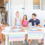 Maxi Caravan Easy 3R famiglia mangia veranda esterna